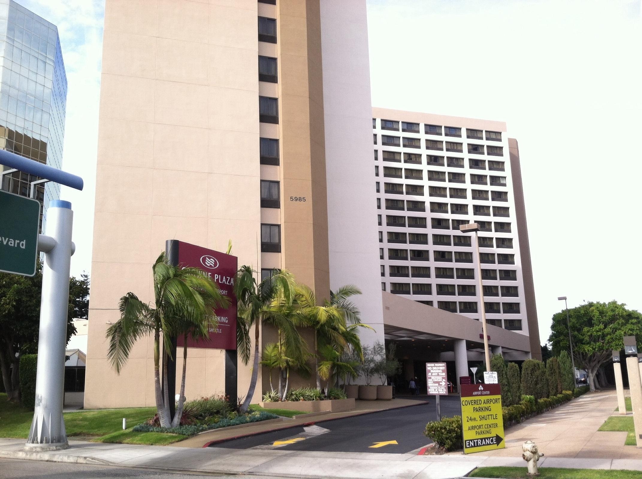 crowne plaza commerce casino parking