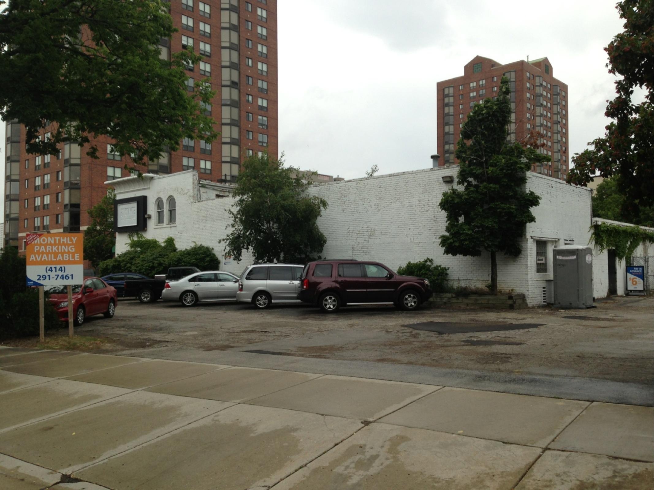 700 East Kilbourn Avenue Parking in Milwaukee ParkMe