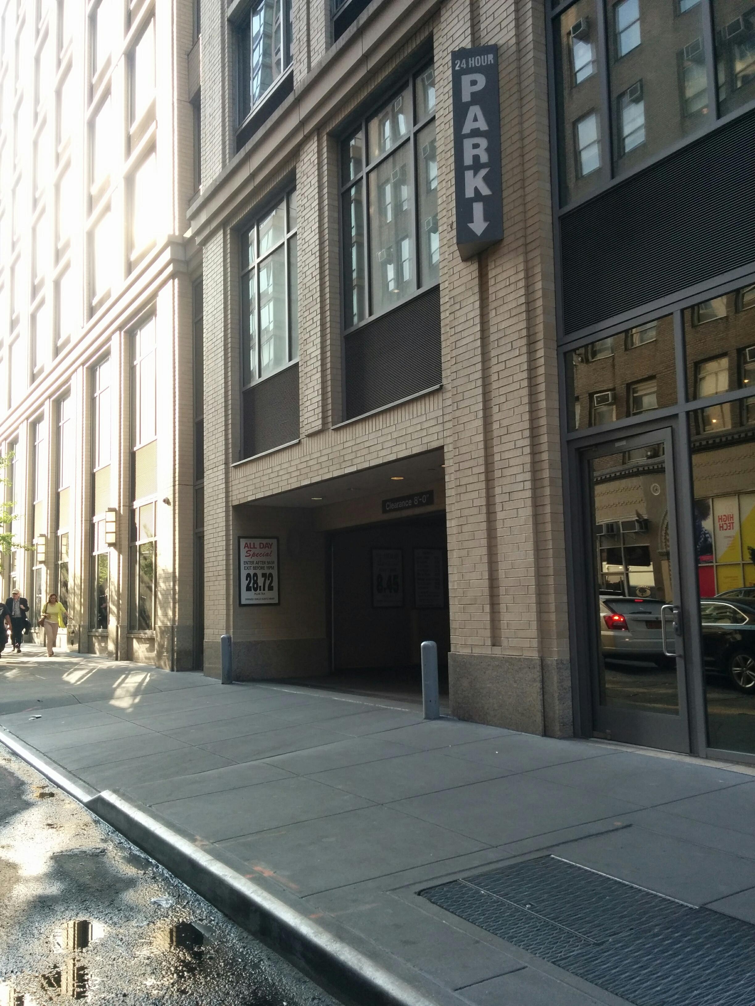 Emerald Green Garage 320 West 38th Street New York - Garage Car