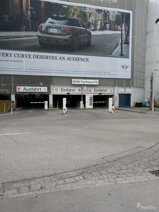 Bmw Parkhaus Fiz Parking In München Parkme