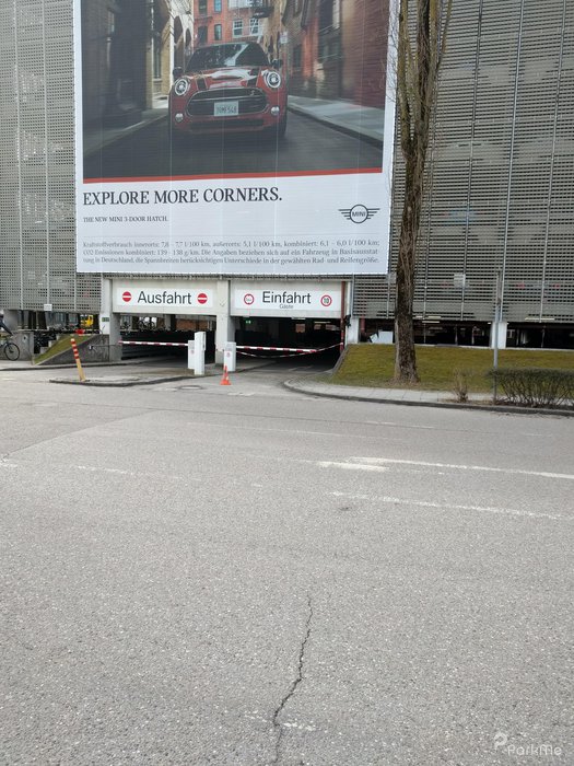 Bmw Parkhaus Fiz Parking In München Parkme