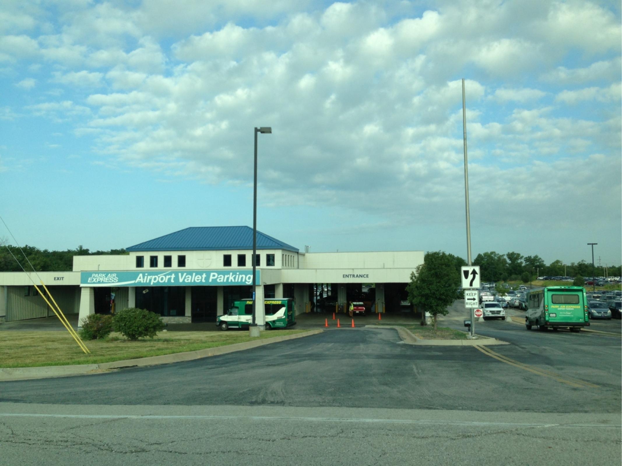 hotels kansas city airport free parking